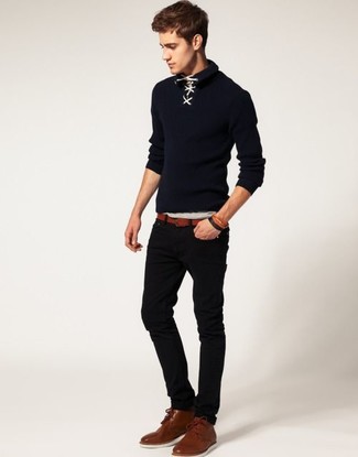 Look alla moda per uomo: Serafino manica lunga blu scuro, Jeans neri, Chukka in pelle terracotta, Cintura in pelle terracotta