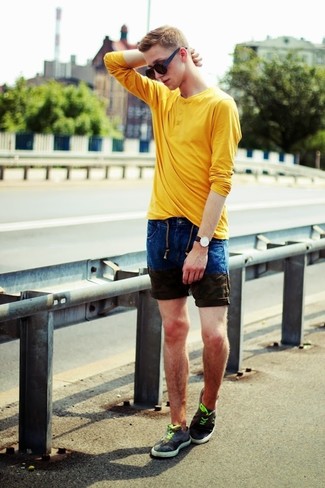 Look alla moda per uomo: Serafino manica lunga giallo, Pantaloncini di jeans blu scuro, Sneakers basse mimetiche grigio scuro