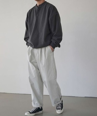 Look alla moda per uomo: Serafino manica lunga grigio scuro, Chino bianchi, Sneakers alte di tela nere e bianche