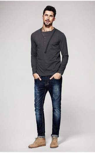 Quale jeans indossare con chukka marrone chiaro: Scegli un serafino manica lunga grigio scuro e jeans per un'atmosfera casual-cool. Mostra il tuo gusto per le calzature di alta classe con un paio di chukka marrone chiaro.
