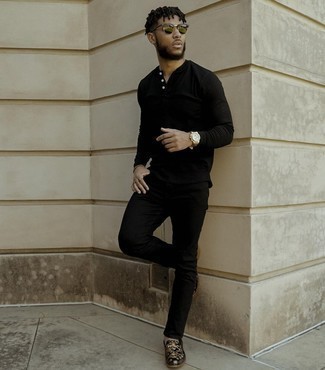 Come indossare e abbinare jeans neri con mocassini eleganti in pelle neri: Coniuga un serafino manica lunga nero con jeans neri per un look raffinato per il tempo libero. Prova con un paio di mocassini eleganti in pelle neri per un tocco virile.
