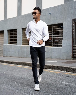 Come indossare e abbinare jeans neri per un uomo di 30 anni in estate 2024 in modo casual: Combina un serafino manica lunga bianco con jeans neri per un look spensierato e alla moda. Se non vuoi essere troppo formale, scegli un paio di sneakers alte di tela bianche come calzature. Questo è il look magnifico per i mesi estivi.