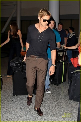Look di Ryan Gosling: Serafino manica lunga nero, Pantaloni eleganti marroni, Mocassini eleganti in pelle marrone scuro, Cintura in pelle marrone