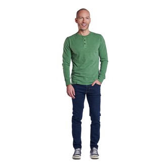 Look alla moda per uomo: Serafino manica lunga verde, Jeans blu scuro, Sneakers basse di tela blu scuro