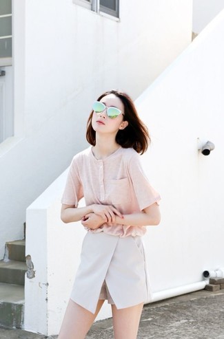 Come indossare e abbinare pantaloncini grigi: Combina un serafino rosa con pantaloncini grigi per un look raffinato per il tempo libero.