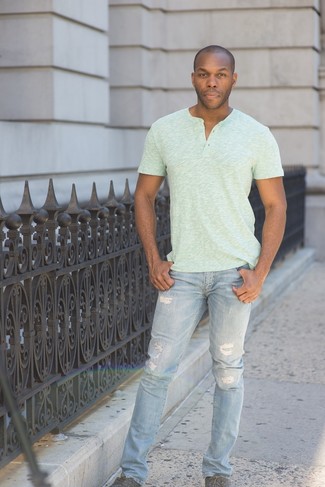 Quale jeans indossare con un serafino verde menta per un uomo di 30 anni: Per un outfit della massima comodità, indossa un serafino verde menta e jeans. Scegli un paio di scarpe da ginnastica di tela grigio scuro per un tocco virile.