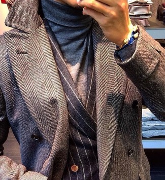 Come indossare e abbinare un blazer doppiopetto a righe verticali grigio per un uomo di 20 anni quando fa freddo in modo smart-casual: Mostra il tuo stile in un blazer doppiopetto a righe verticali grigio con un soprabito a spina di pesce grigio per una silhouette classica e raffinata