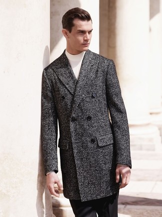 Quale pantaloni eleganti indossare con un soprabito grigio per un uomo di 30 anni: Scegli uno stile classico in un soprabito grigio e pantaloni eleganti.