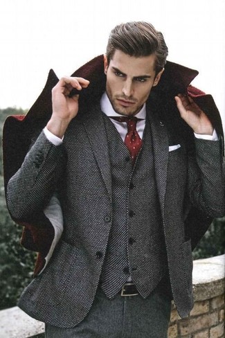 Come indossare e abbinare un abito di lana grigio per un uomo di 30 anni: Potresti combinare un abito di lana grigio con un soprabito bordeaux per un look elegante e di classe.