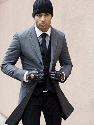 Come indossare e abbinare guanti in pelle neri quando fa gelo: Indossa un soprabito grigio e guanti in pelle neri per un look comfy-casual.