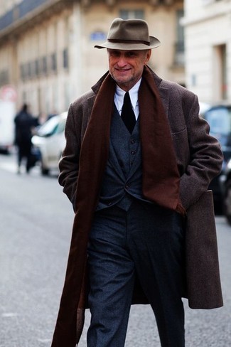 Come indossare e abbinare una sciarpa per un uomo di 50 anni: Vestiti con un soprabito marrone scuro e una sciarpa per una sensazione di semplicità e spensieratezza.