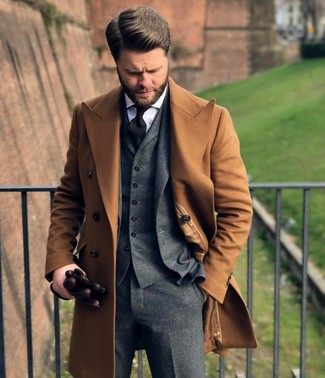 Come indossare e abbinare un abito di lana grigio per un uomo di 30 anni: Scegli un abito di lana grigio e un soprabito marrone chiaro per una silhouette classica e raffinata