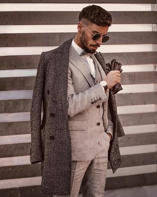 Come indossare e abbinare un abito grigio scuro per un uomo di 30 anni quando fa gelo in modo formale: Metti un abito grigio scuro e un soprabito a spina di pesce grigio per essere sofisticato e di classe.
