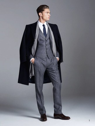 Come indossare e abbinare un abito di lana grigio per un uomo di 30 anni: Indossa un abito di lana grigio e un soprabito blu scuro per un look elegante e alla moda. Perfeziona questo look con un paio di scarpe oxford in pelle marrone scuro.