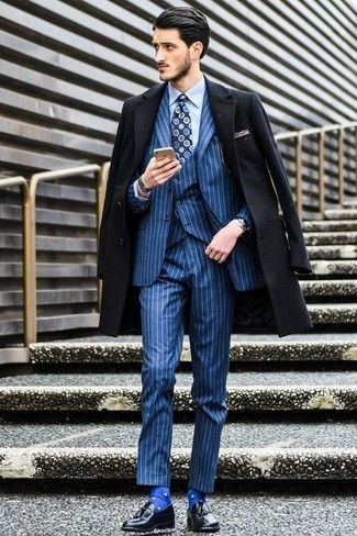 Come indossare e abbinare una cravatta stampata blu scuro quando fa freddo: Abbina un soprabito nero con una cravatta stampata blu scuro come un vero gentiluomo. Perfeziona questo look con un paio di mocassini con nappine in pelle neri.