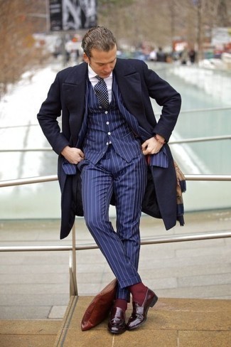 Come indossare e abbinare calzini rossi per un uomo di 30 anni in modo formale: Opta per il comfort in un soprabito blu scuro e calzini rossi. Indossa un paio di mocassini eleganti in pelle bordeaux per un tocco virile.