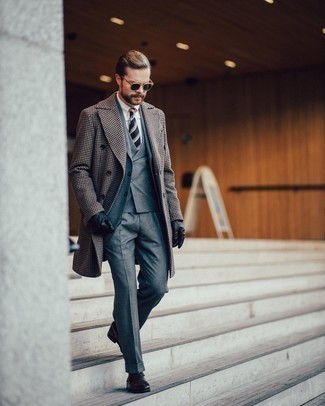 Quale soprabito indossare con scarpe oxford nere: Indossa un soprabito e un abito a tre pezzi di lana grigio per essere sofisticato e di classe. Scarpe oxford nere sono una validissima scelta per completare il look.