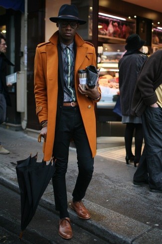 Come indossare e abbinare scarpe oxford in pelle terracotta quando fa freddo: Abbina un soprabito arancione con un abito nero come un vero gentiluomo. Scarpe oxford in pelle terracotta sono una valida scelta per completare il look.