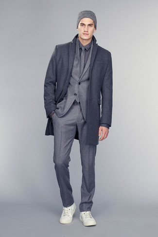 Come indossare e abbinare una cravatta di lana grigia in modo formale: Indossa un soprabito grigio scuro e una cravatta di lana grigia come un vero gentiluomo. Abbina questi abiti a un paio di sneakers basse bianche.