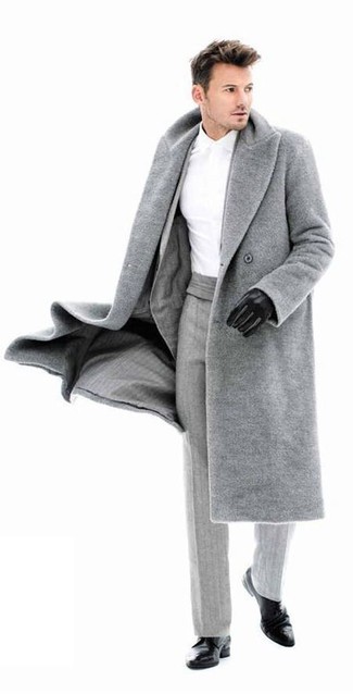 Quale camicia elegante indossare con un soprabito grigio: Una scelta semplice come un soprabito grigio e una camicia elegante può distinguerti dalla massa. Scarpe derby in pelle nere sono una valida scelta per completare il look.