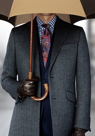 Come indossare e abbinare una cravatta con stampa cachemire bordeaux quando fa gelo: Prova a combinare un soprabito grigio scuro con una cravatta con stampa cachemire bordeaux per un look elegante e di classe.