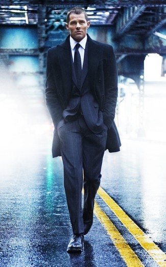 Vestiti con un soprabito nero e un abito a righe verticali blu scuro come un vero gentiluomo. Scarpe oxford in pelle nere sono una eccellente scelta per completare il look.
