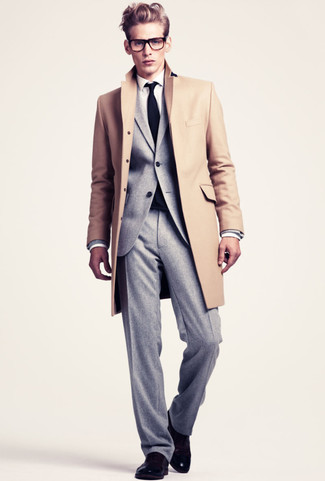 Come indossare e abbinare un abito di lana grigio per un uomo di 30 anni in modo formale: Indossa un abito di lana grigio e un soprabito marrone chiaro come un vero gentiluomo. Scarpe oxford in pelle nere sono una buona scelta per completare il look.