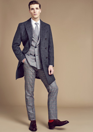 Quale abito indossare con scarpe derby marroni: Coniuga un abito con un soprabito grigio scuro per essere sofisticato e di classe. Per un look più rilassato, opta per un paio di scarpe derby marroni.