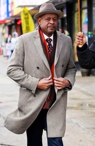 Come indossare e abbinare una cravatta stampata bordeaux quando fa freddo: Potresti indossare un soprabito grigio e una cravatta stampata bordeaux per essere sofisticato e di classe.