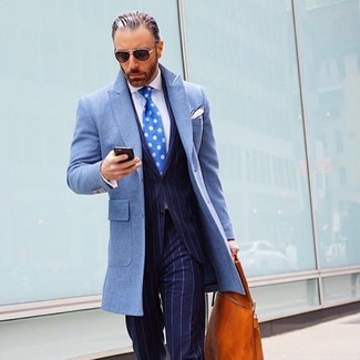 Come indossare e abbinare una borsa shopping terracotta per un uomo di 40 anni quando fa freddo in modo formale: Prova ad abbinare un soprabito azzurro con una borsa shopping terracotta per un look perfetto per il weekend.