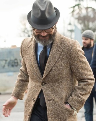 Come indossare e abbinare un borsalino di lana grigio per un uomo di 60 anni quando fa gelo: Potresti indossare un soprabito marrone e un borsalino di lana grigio per un look comfy-casual.
