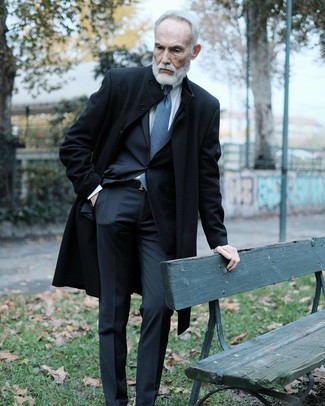 Come indossare e abbinare un soprabito nero con un abito nero per un uomo di 60 anni quando fa gelo: Abbina un soprabito nero con un abito nero per un look elegante e di classe.