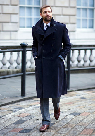 Quale scarpe oxford indossare con un soprabito blu scuro per un uomo di 30 anni quando fa freddo in modo formale: Metti un soprabito blu scuro e un abito a quadri grigio per un look elegante e di classe. Scarpe oxford sono una eccellente scelta per completare il look.