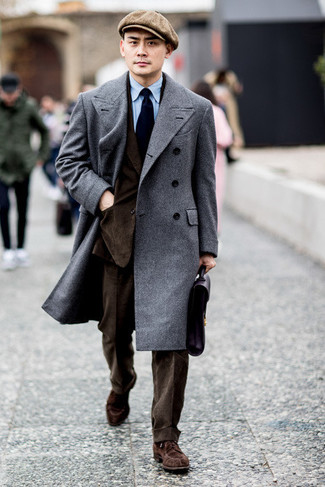 Look alla moda per uomo: Soprabito grigio, Abito marrone scuro, Camicia elegante azzurra, Scarpe derby in pelle scamosciata marroni
