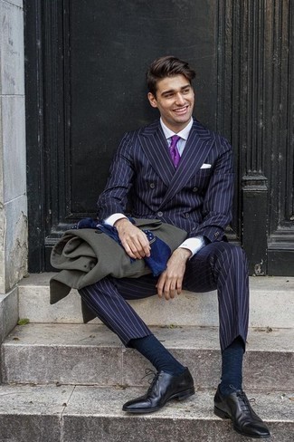 Quale soprabito indossare con scarpe oxford nere: Potresti indossare un soprabito e un abito a righe verticali blu scuro come un vero gentiluomo. Scarpe oxford nere sono una eccellente scelta per completare il look.
