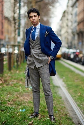Come indossare e abbinare scarpe monk per un uomo di 30 anni quando fa gelo: Mostra il tuo stile in un soprabito blu con un abito scozzese grigio come un vero gentiluomo. Scarpe monk sono una buona scelta per completare il look.