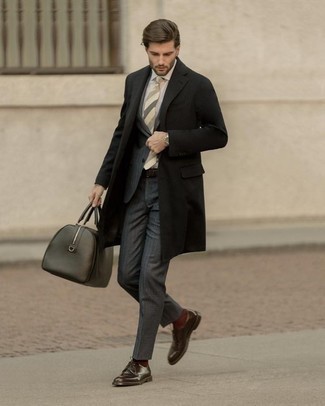 Quale soprabito indossare con un abito grigio scuro: Punta su un soprabito e un abito grigio scuro per essere sofisticato e di classe. Per un look più rilassato, scegli un paio di scarpe derby in pelle marroni come calzature.