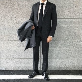 Quale scarpe derby indossare con un soprabito grigio scuro per un uomo di 30 anni in modo formale: Combina un soprabito grigio scuro con un abito di lana grigio scuro per essere sofisticato e di classe. Calza un paio di scarpe derby per un tocco più rilassato.