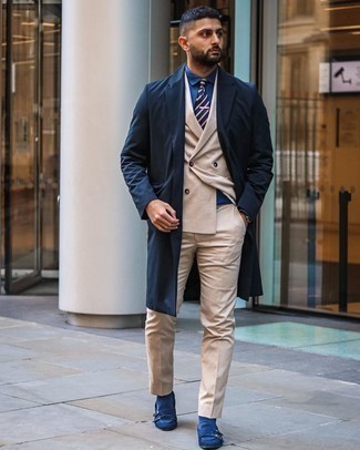 Come indossare e abbinare scarpe eleganti blu quando fa freddo: Scegli uno stile classico in un soprabito blu scuro e un abito beige. Scarpe eleganti blu sono una interessante scelta per completare il look.