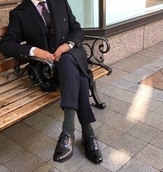 Come indossare e abbinare una cravatta stampata nera per un uomo di 30 anni quando fa freddo in modo formale: Prova a combinare un soprabito nero con una cravatta stampata nera per un look elegante e di classe. Questo outfit si abbina perfettamente a un paio di scarpe oxford in pelle nere.