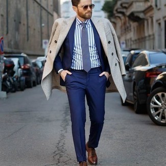 Come indossare e abbinare un soprabito per un uomo di 40 anni: Indossa un soprabito con un abito blu per una silhouette classica e raffinata Scarpe oxford in pelle marroni sono una gradevolissima scelta per completare il look.