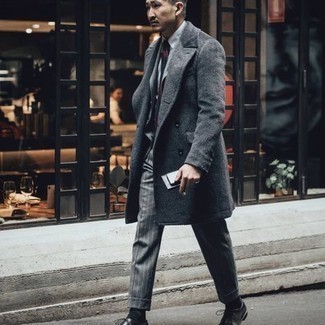 Quale abito indossare con un soprabito grigio: Opta per un soprabito grigio e un abito come un vero gentiluomo. Perfeziona questo look con un paio di scarpe oxford in pelle nere.