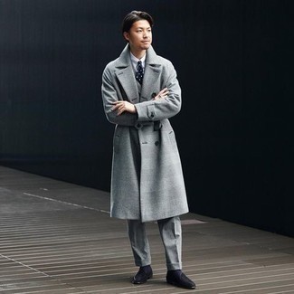Quale mocassini eleganti indossare con un abito grigio quando fa gelo: Potresti combinare un abito grigio con un soprabito grigio per essere sofisticato e di classe. Se non vuoi essere troppo formale, mettiti un paio di mocassini eleganti.