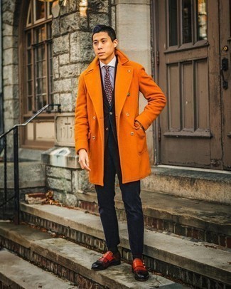 Come indossare e abbinare un soprabito arancione con scarpe double monk in pelle rosse: Potresti indossare un soprabito arancione e un abito di velluto a coste blu scuro per un look elegante e di classe. Scegli un paio di scarpe double monk in pelle rosse per avere un aspetto più rilassato.