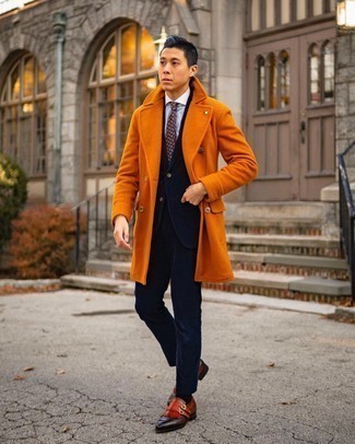 Come indossare e abbinare calzini neri per un uomo di 20 anni quando fa freddo in modo formale: Potresti abbinare un soprabito arancione con calzini neri per un look perfetto per il weekend. Indossa un paio di scarpe double monk in pelle terracotta per un tocco virile.