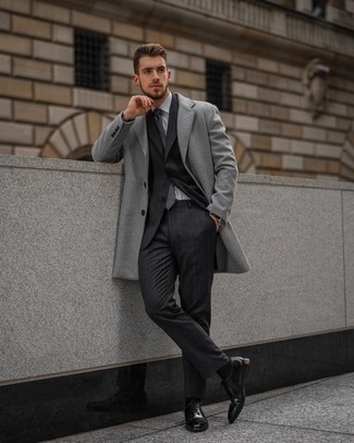 Come indossare e abbinare un abito con scarpe oxford: Indossa un abito con un soprabito grigio per un look elegante e alla moda. Scarpe oxford sono una buona scelta per completare il look.