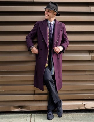 Look alla moda per uomo: Soprabito viola, Abito grigio scuro, Camicia elegante a righe verticali azzurra, Mocassini eleganti di tela grigio scuro