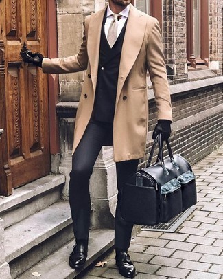 Come indossare e abbinare una cravatta marrone chiaro in modo formale: Prova a combinare un soprabito marrone chiaro con una cravatta marrone chiaro per essere sofisticato e di classe. Per un look più rilassato, opta per un paio di scarpe double monk in pelle nere.