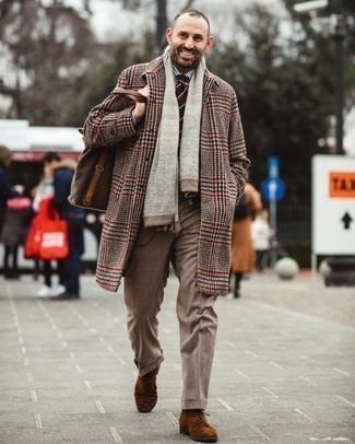 Come indossare e abbinare un soprabito con scarpe oxford per un uomo di 40 anni: Metti un soprabito e un abito marrone chiaro per essere sofisticato e di classe. Scarpe oxford sono una valida scelta per completare il look.