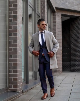 Quale camicia elegante indossare con un soprabito grigio: Indossa un soprabito grigio e una camicia elegante come un vero gentiluomo. Completa questo look con un paio di scarpe brogue in pelle marroni.